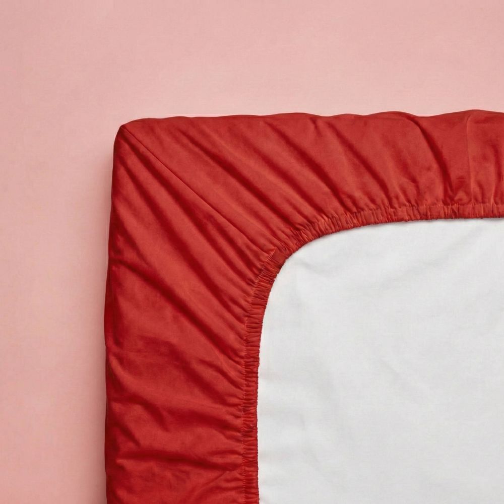Saténové prostěradlo s gumou červené, 80x200cm
